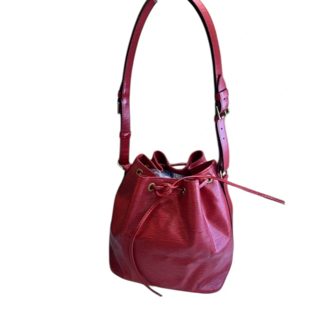 Louis Vuitton Epi Noé Bucket Bag in Castillan Red
